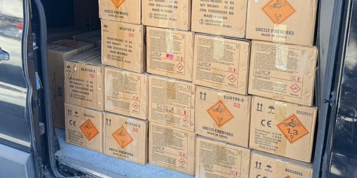 Catania, trasportava illegalmente una tonnellata di «botti»: denunciato un siracusano