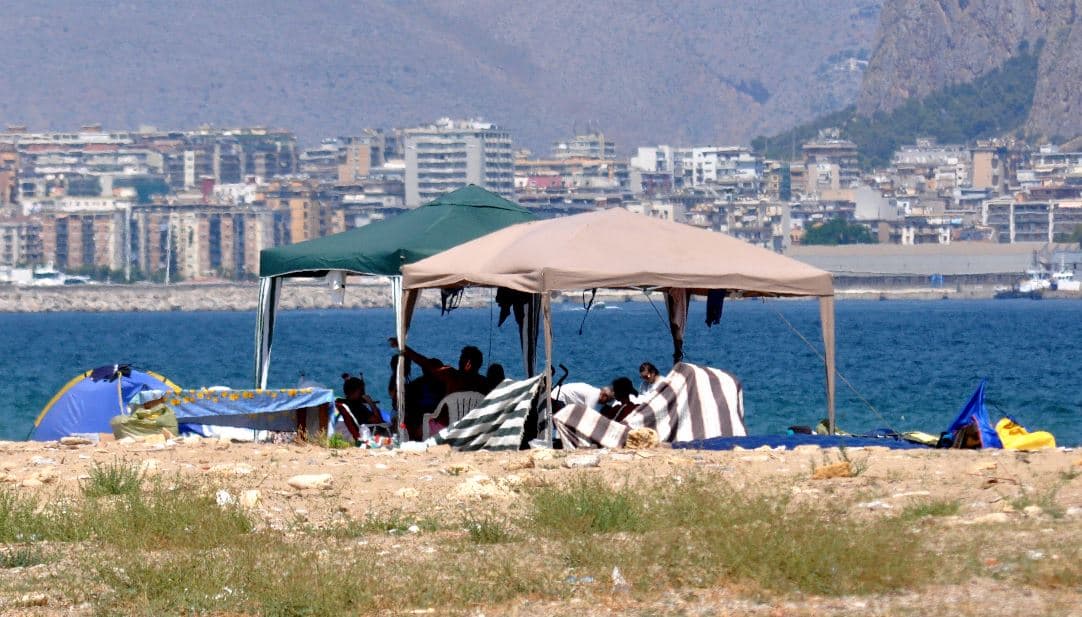 Palermo, gli irriducibili del Ferragosto all'assalto delle spiagge. Divieto di falò non ti conosco