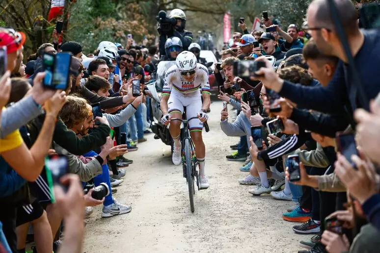 Ciclismo, Pogacar operato alla clavicola dopo la caduta alla Vuelta