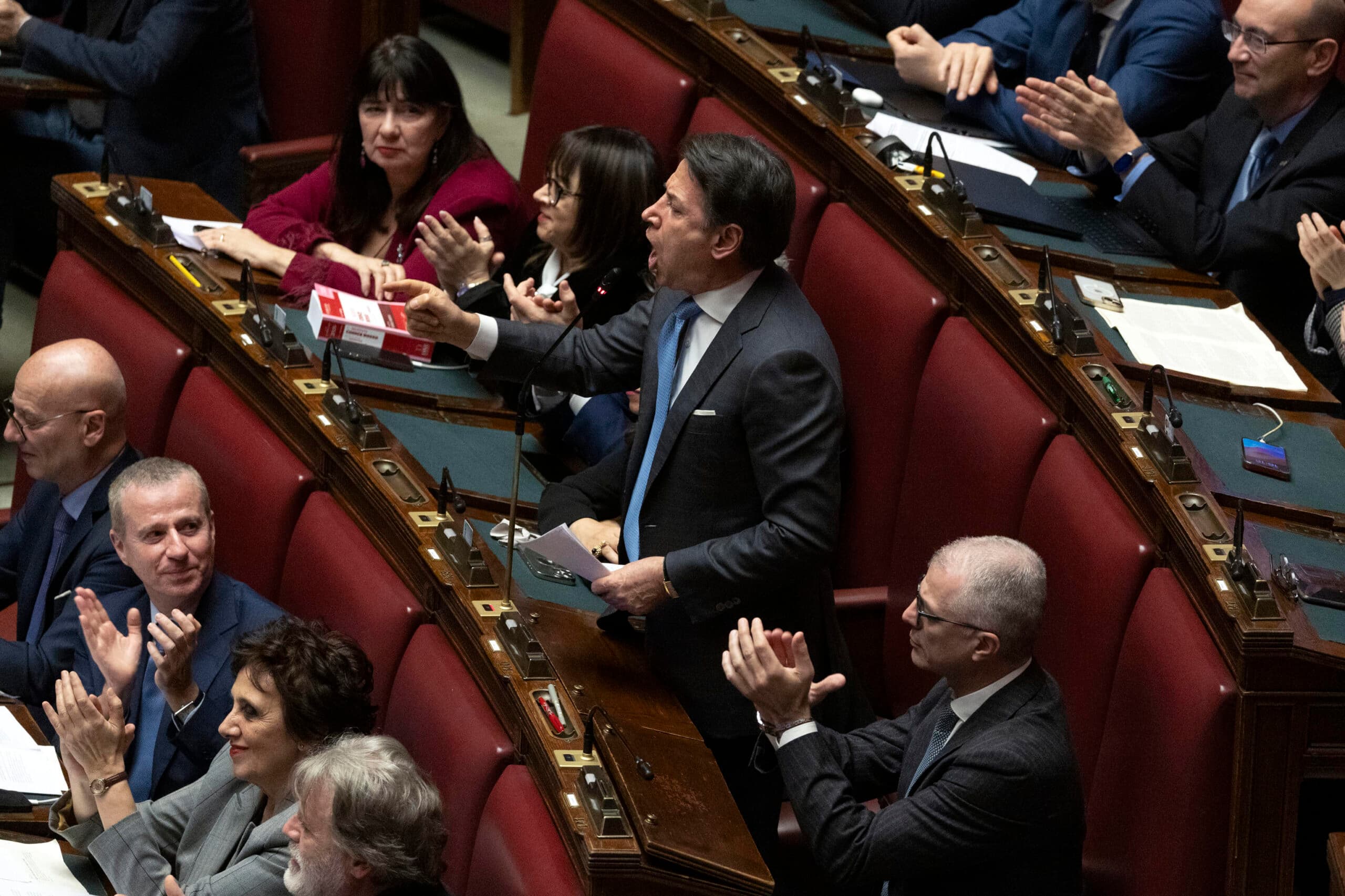 Conte alla premier Meloni: «Se la corruzione le fa schifo azzeri la giunta siciliana». La replica di Schifani: «È un disco rotto»