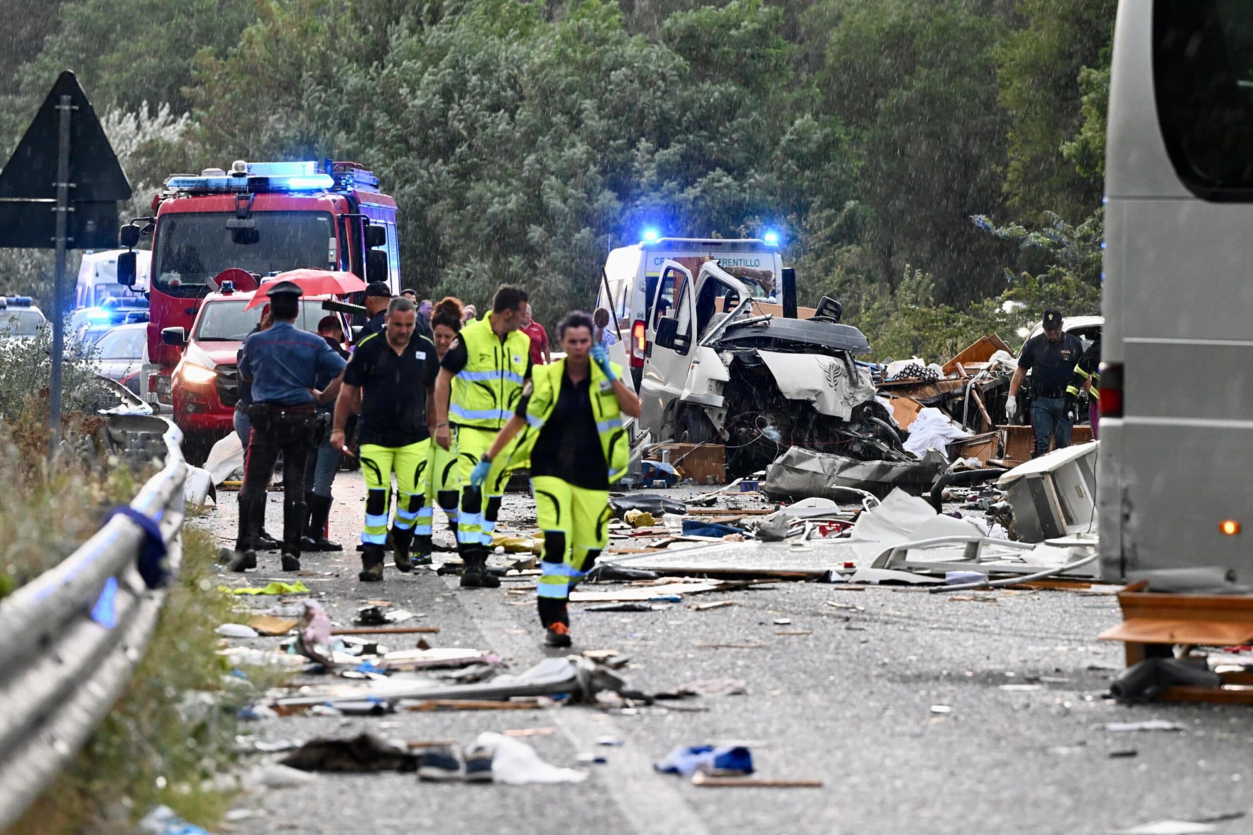 Scontro tra pullman, camper e tre auto sulla Terni-Rieti, 6 morti e 27 feriti