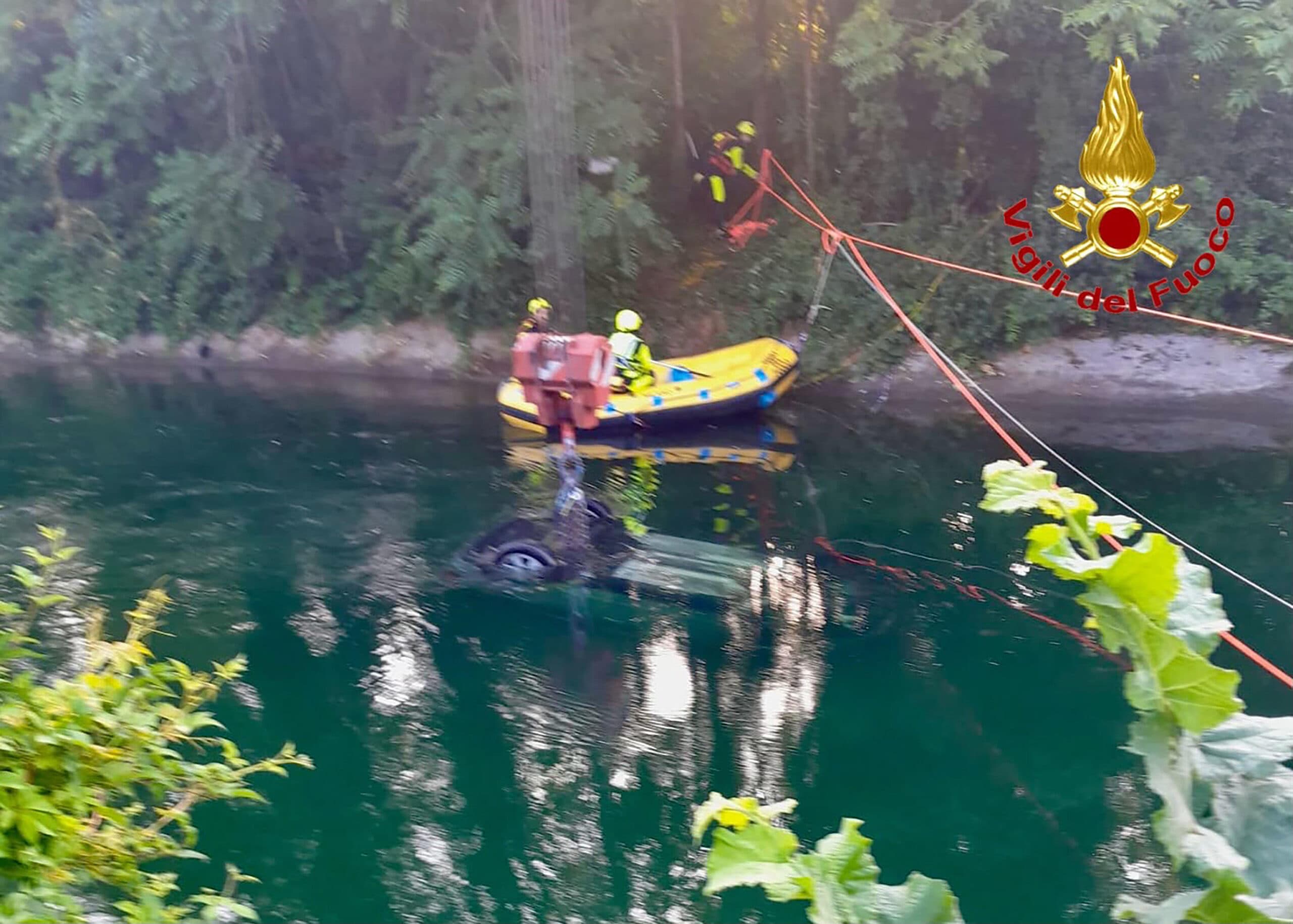 Tragico incidente nel Milanese, l'auto precipita in un canale: tre 17enni morti
