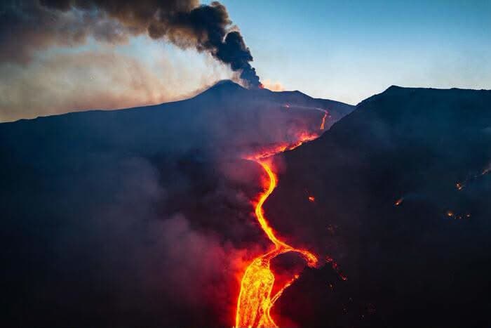 Etna: riprende l'attività eruttiva. Allerta arancione ma nessuno stop all'aeroporto Fontanarossa