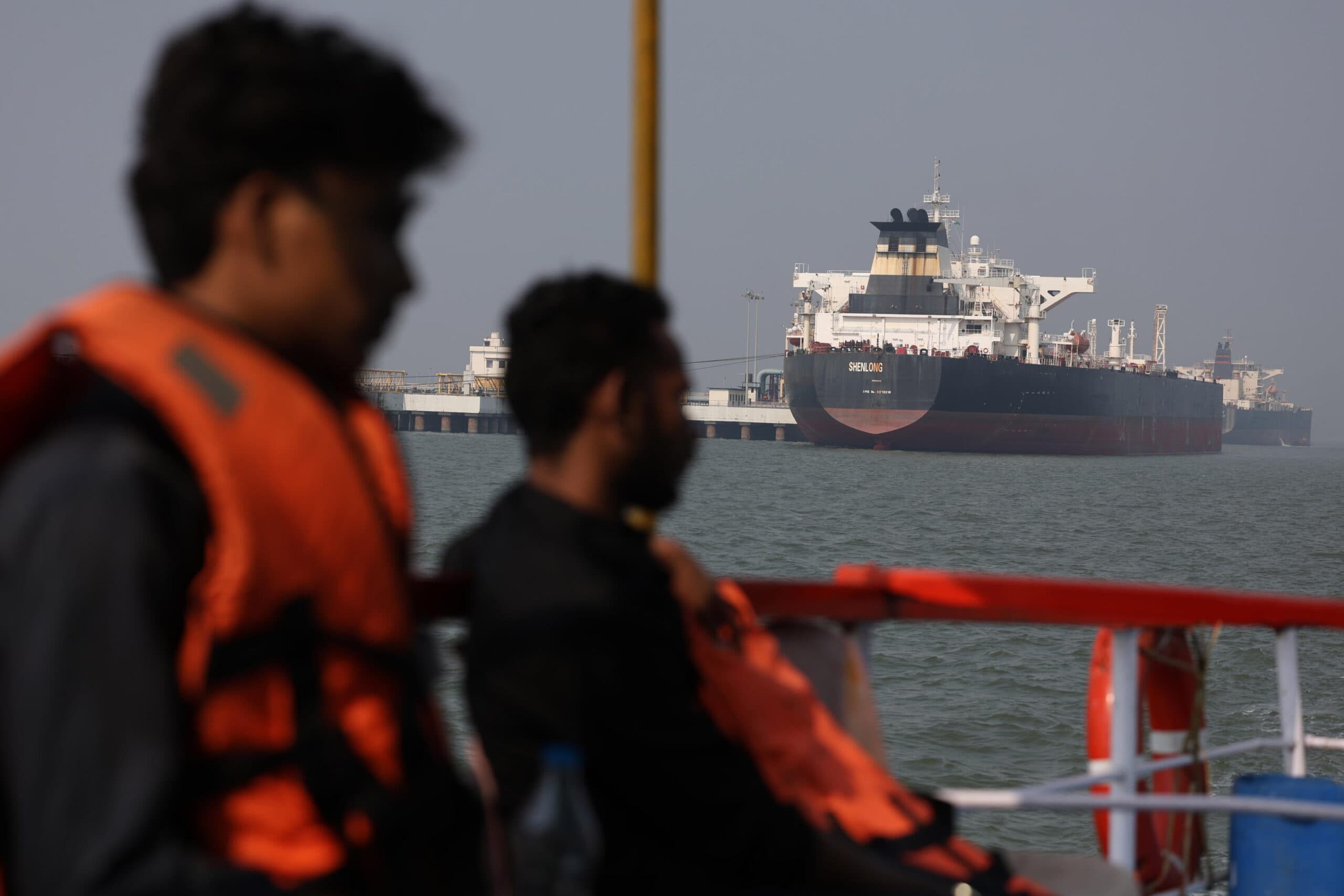 Trump: «Lo stretto di Hormuz potrebbe riaprire domani»
