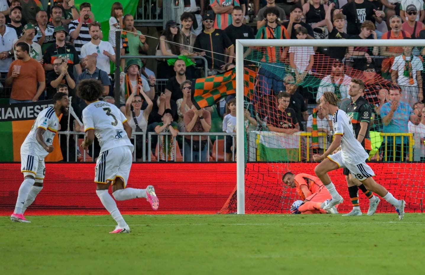 Il Lecce parte forte, Venezia battuto 2-0 al Penzo