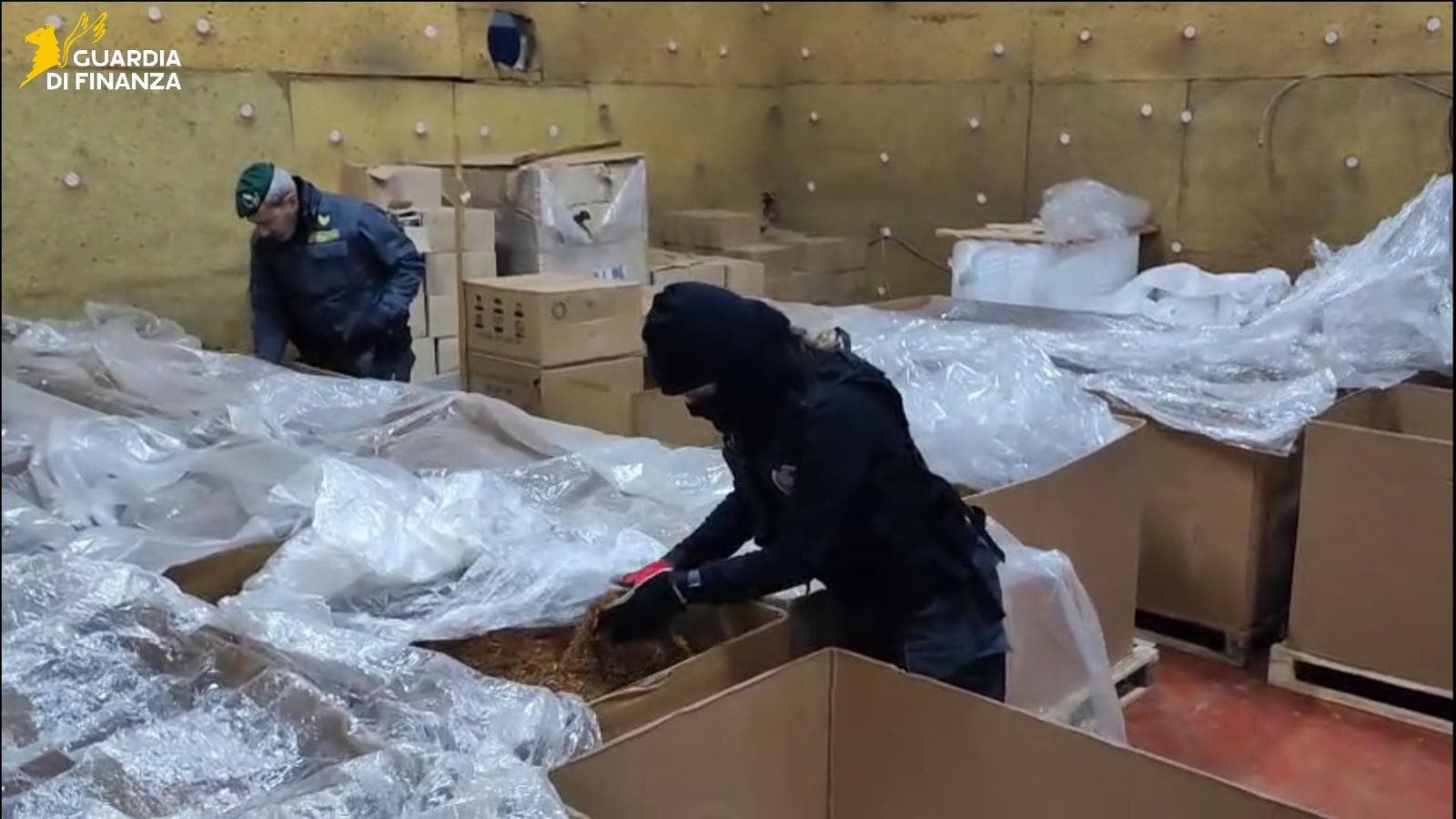 Sigarette di contrabbando, la guardia di finanza di Palermo sequestra due stabilimenti nel Lazio
