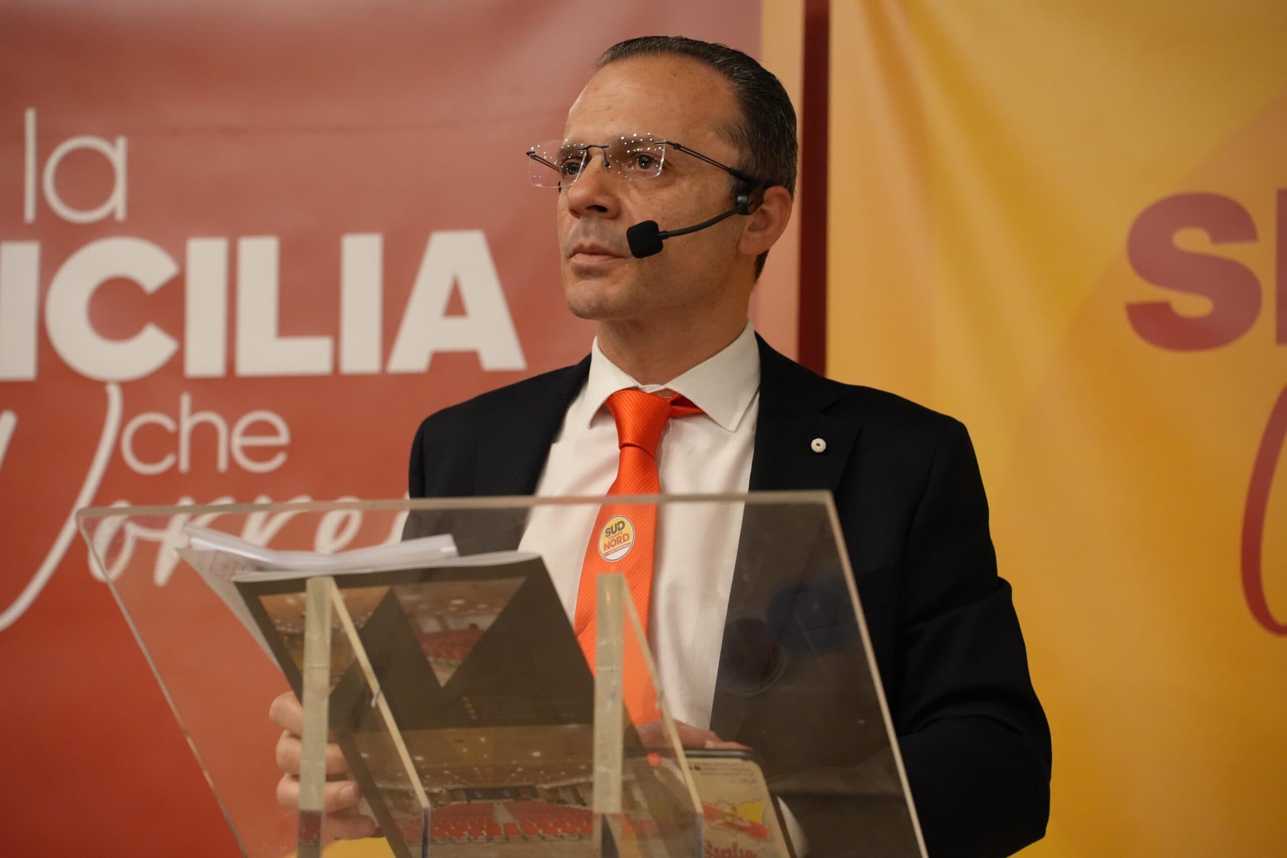 De Luca lancia il suo «Governo di liberazione»