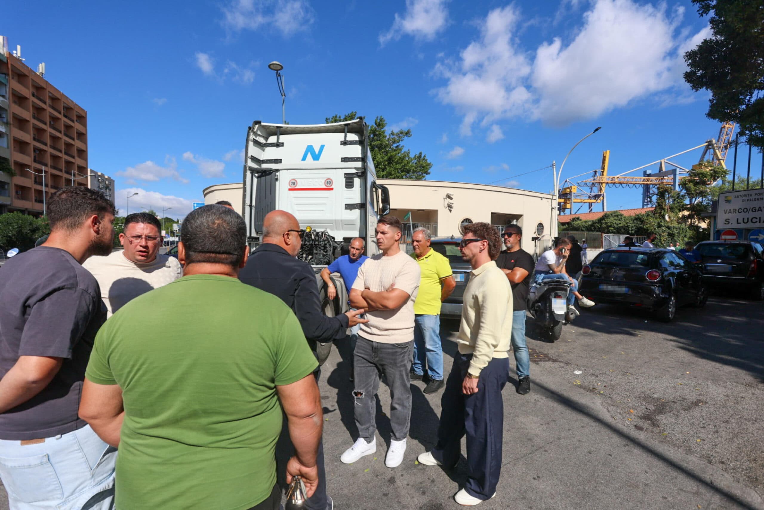 La protesta dei Tir infiamma il Sud, a Palermo blocchi e code al molo Santa Lucia