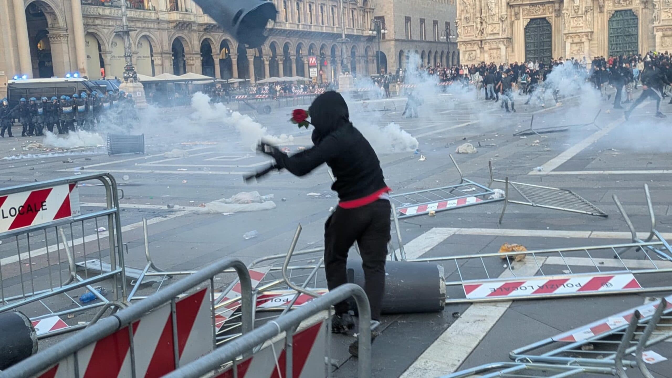 Guerriglia a piazza Duomo a Milano, bombe carta contro la polizia