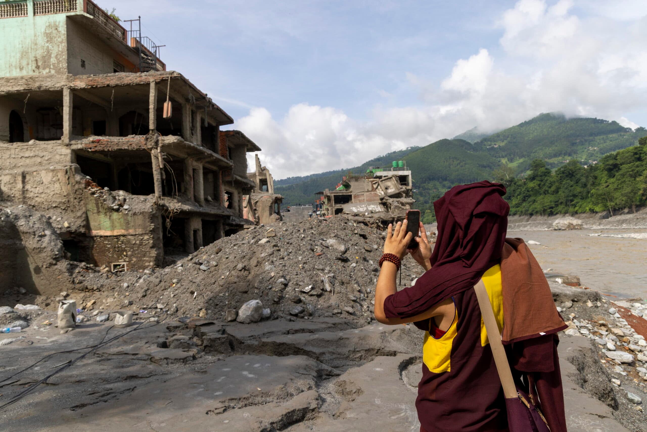 Tragedia senza fine, il Nepal ha aggiornato il bilancio delle vittime: 1.355 morti e 4.996 dispersi
