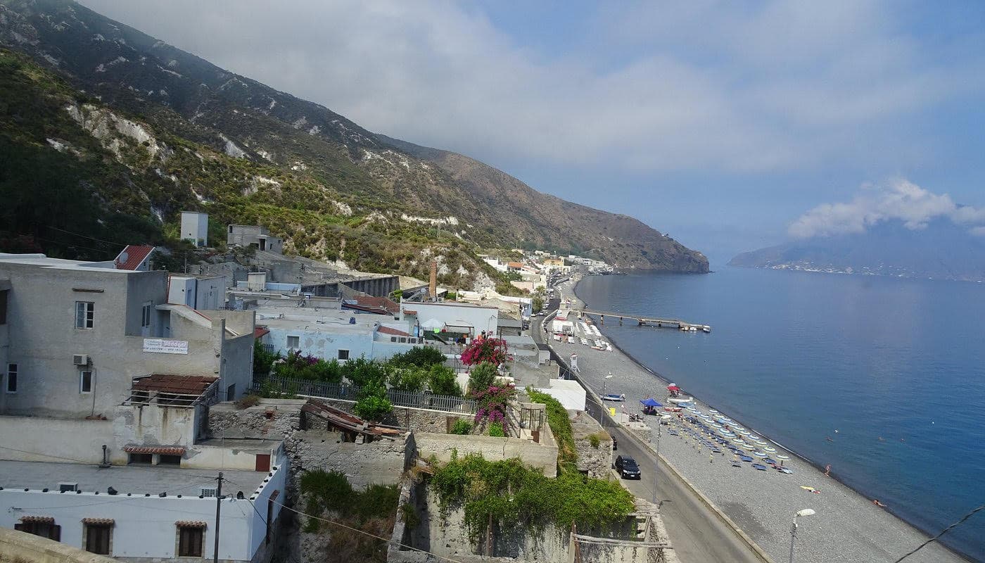 Lipari, ad Acquacalda il lungomare è a rischio crollo
