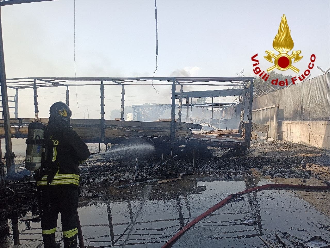 Incendi, a Catania in fiamme la zona industriale. Paura nell'agrigentino e blackout a Palermo