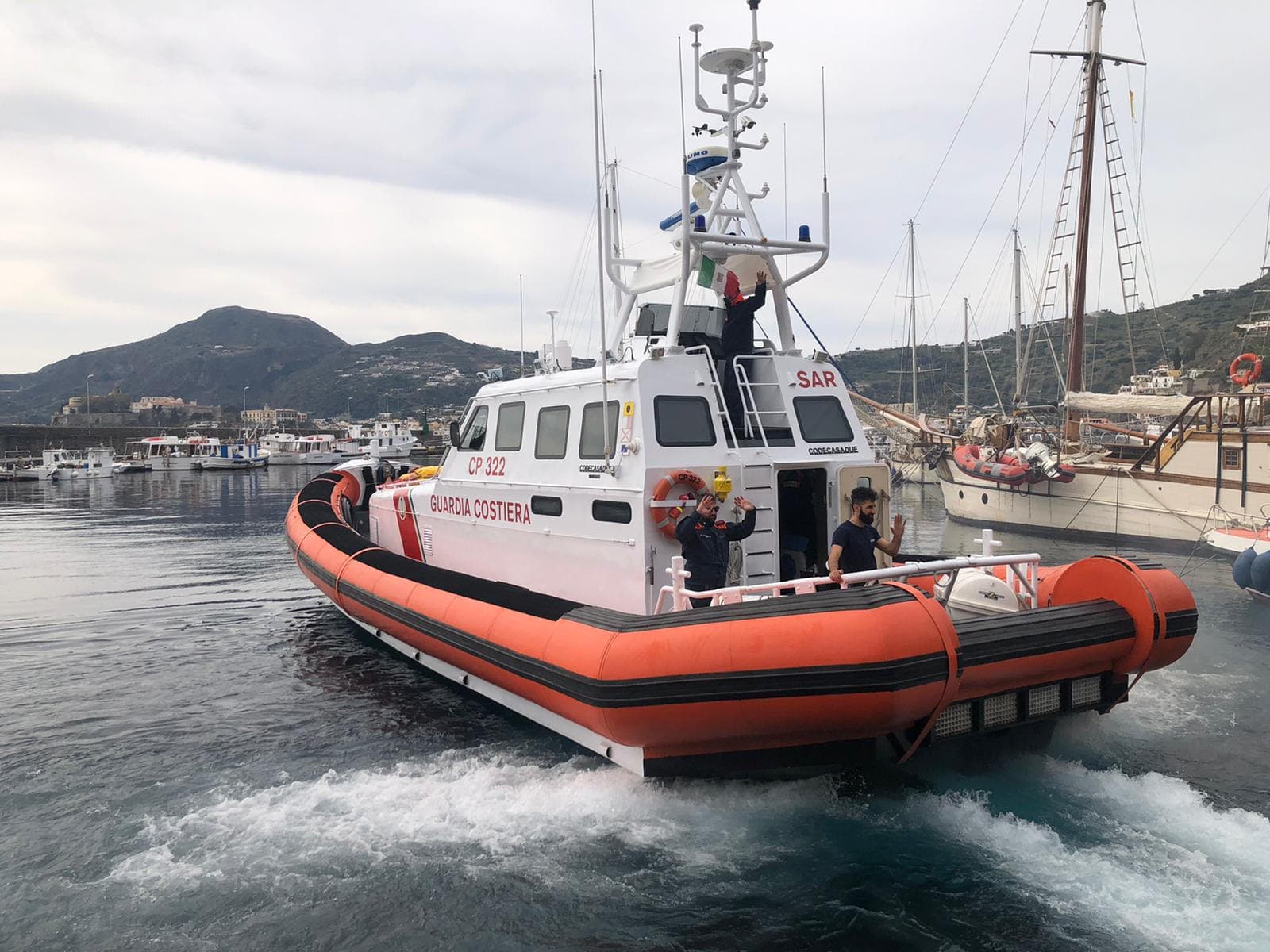 Allarme in mare alle Eolie, disperso ritrovato dalla Guardia costiera dopo un’ora di ricerche