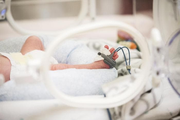 Bimbo di 18 mesi muore dopo un’infezione, altri quattro piccoli ricoverati