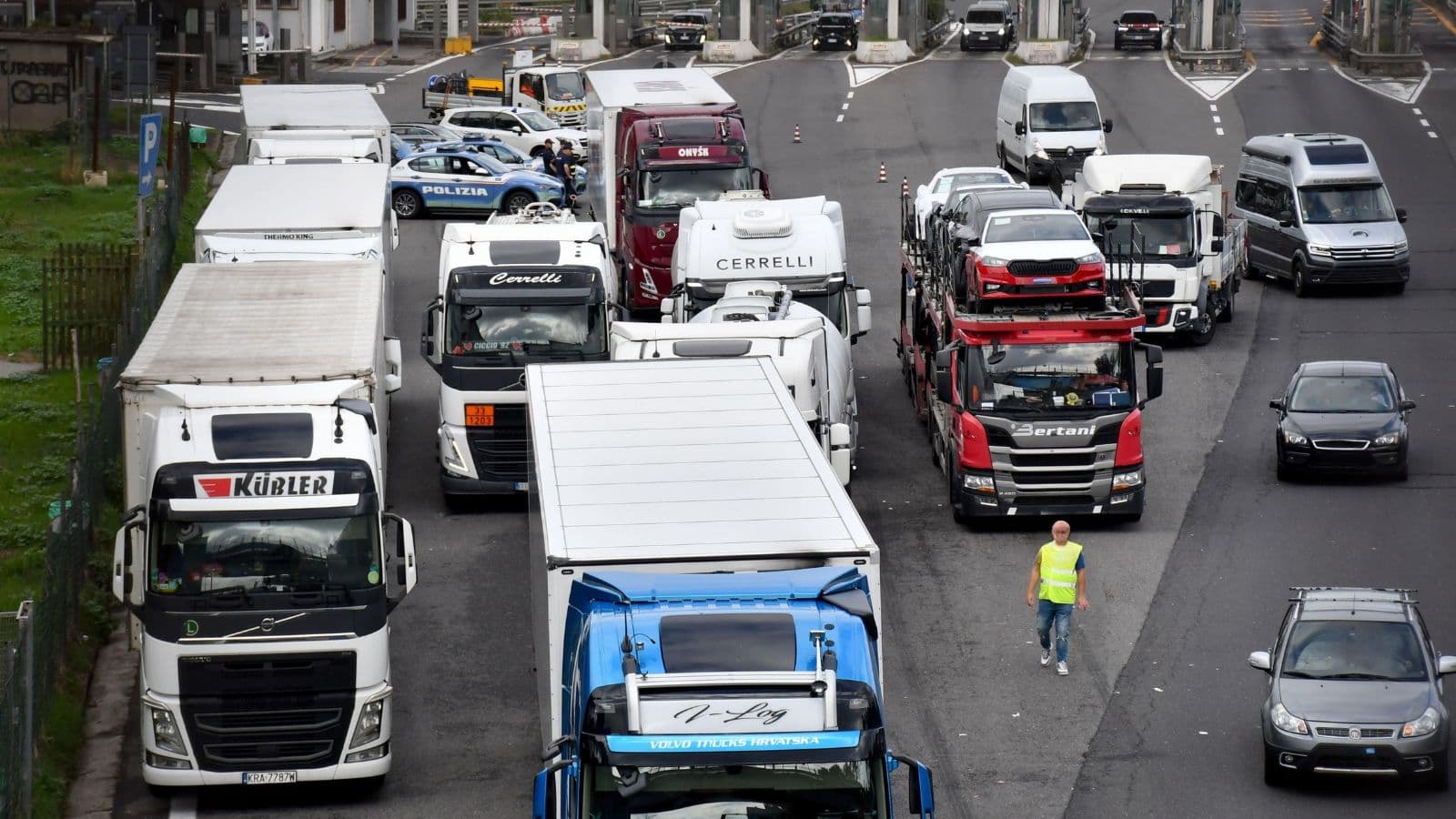 Caos Tir in Sicilia, supermercati senza merci e raccolta rifiuti bloccata. Attesa per l'incontro con Salvini