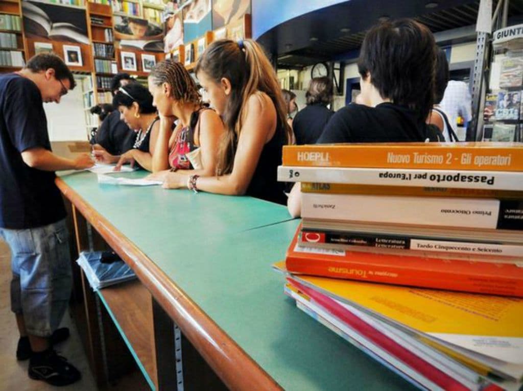 Scuola, arriva la stangata sui libri: +2,3 per cento