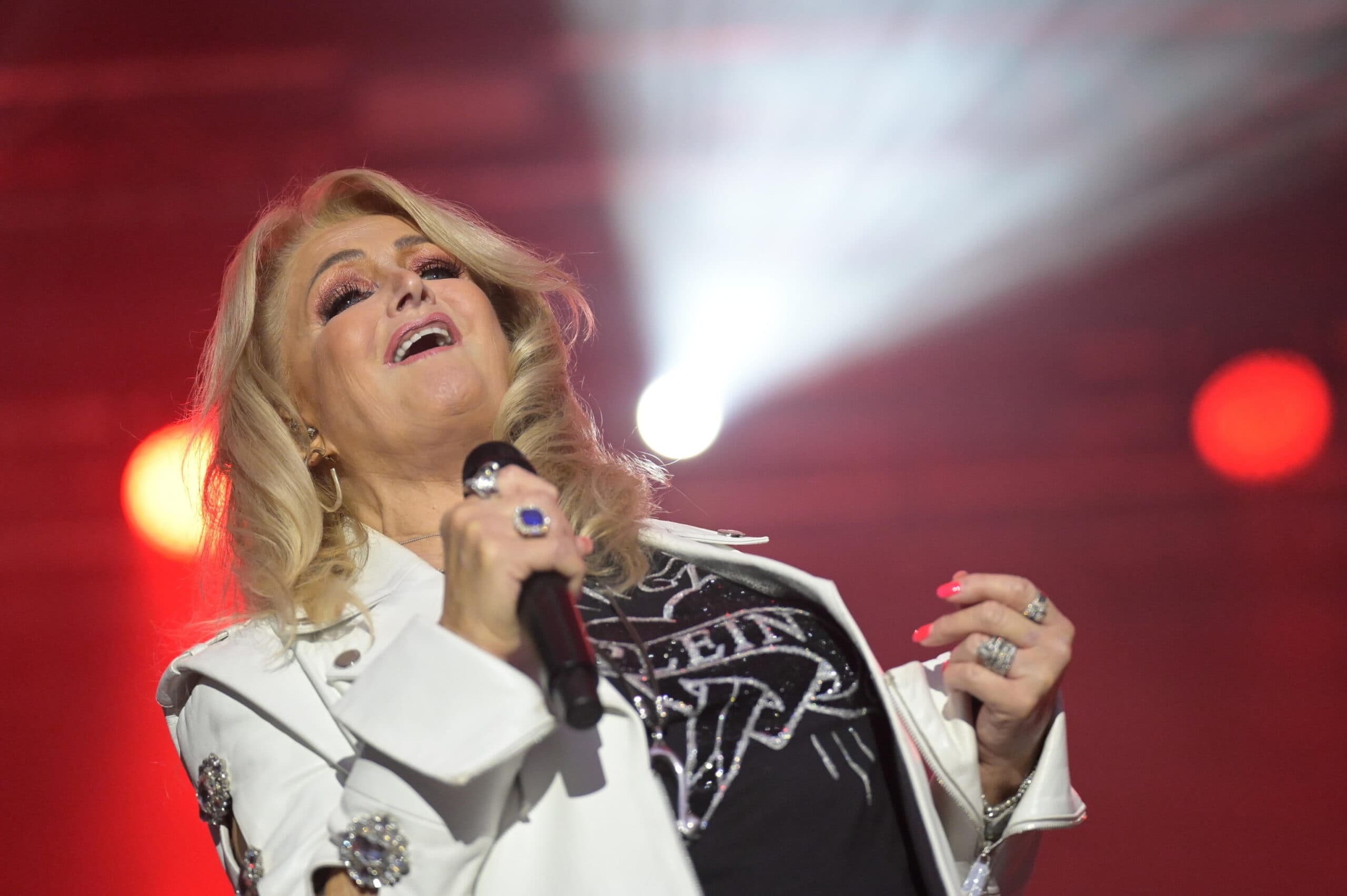 Musica, l'ultima eclissi del cuore: è morta Bonnie Tyler. Le foto dell'artista