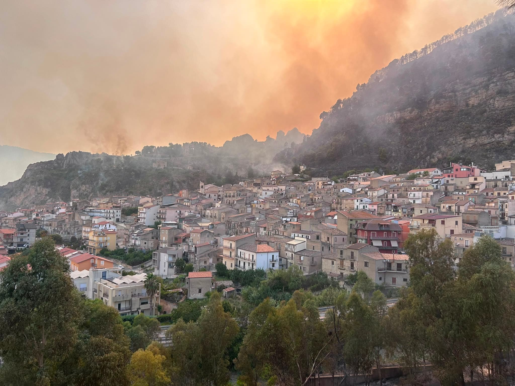 Sicilia in fiamme, oltre cento interventi per spegnere gli incendi: ecco dove. Brucia ancora Castronovo