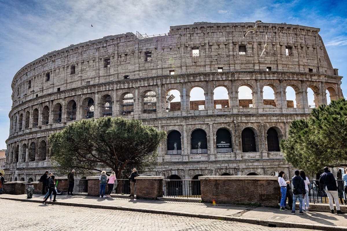Precipita durante i lavori al Colosseo, muore operaio