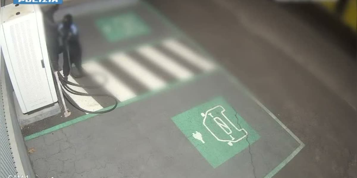 Furti dalle colonnine elettriche tra Catania e Siracusa, due arresti. Il video