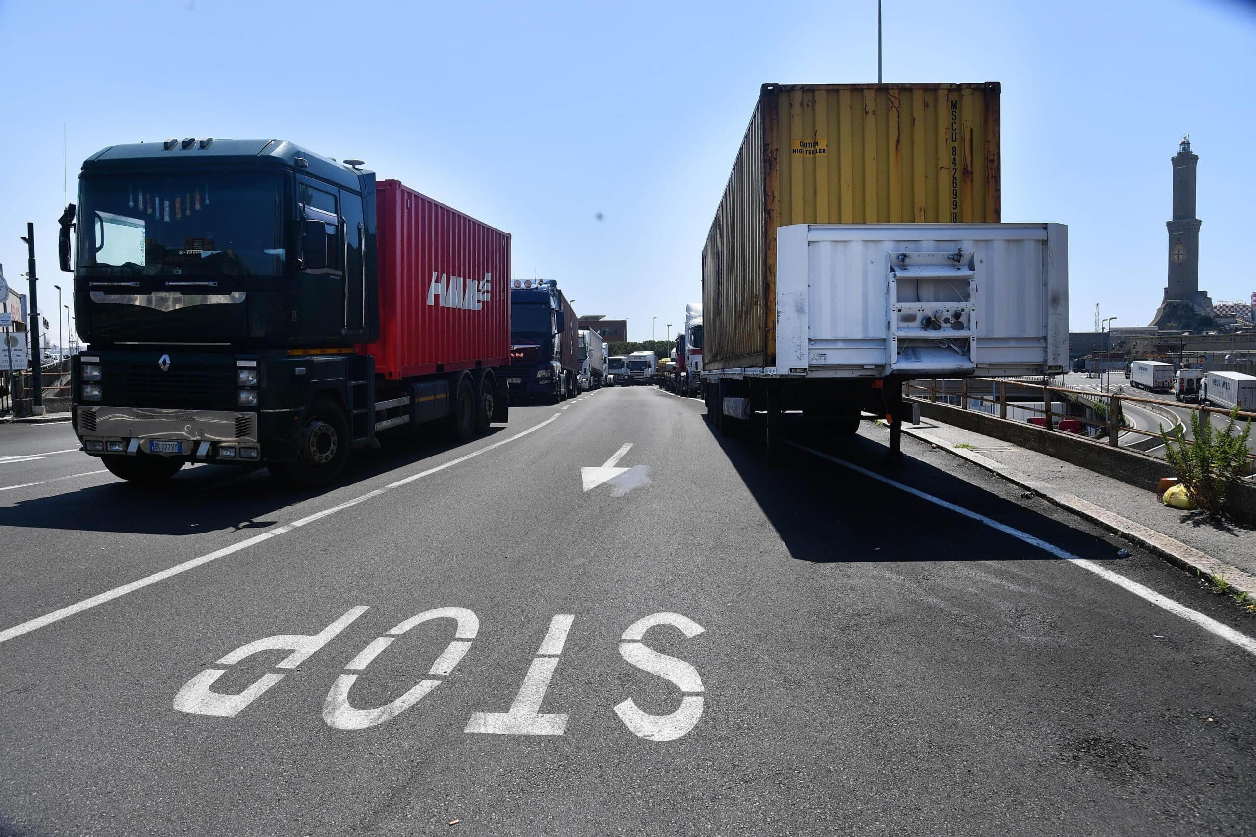 Protesta degli autotrasportatori, sull'A1 chiuso il nodo con la A30 Caserta-Salerno