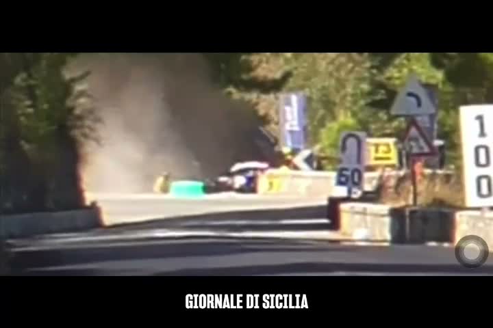 L'auto arriva a velocità e non riesce a frenare: il video dell'incidente alla cronoscalata Erice