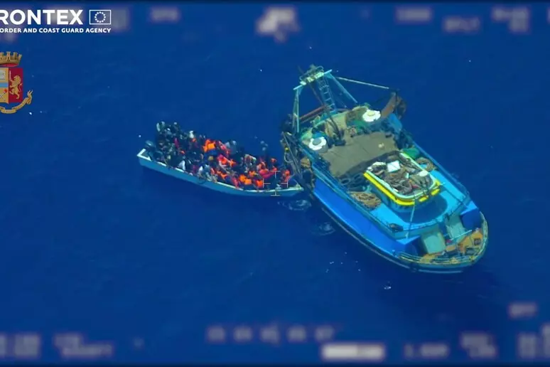 Migranti, intercettato barchino in Sardegna: arrestato scafista che ha tentato la fuga