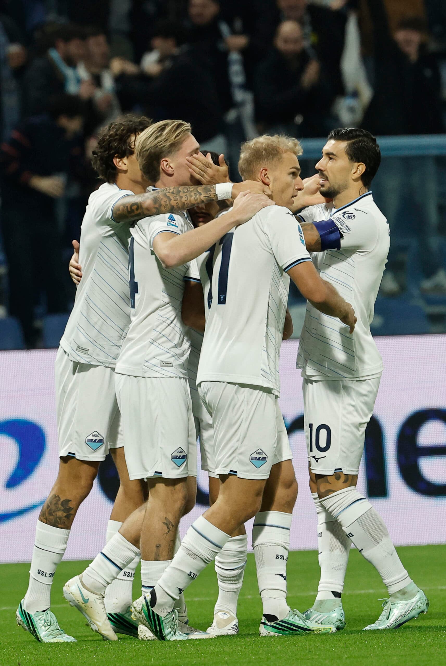 Serie A, infrasettimanale con fuochi d'artificio: la Lazio vince a Sassuolo 6-2
