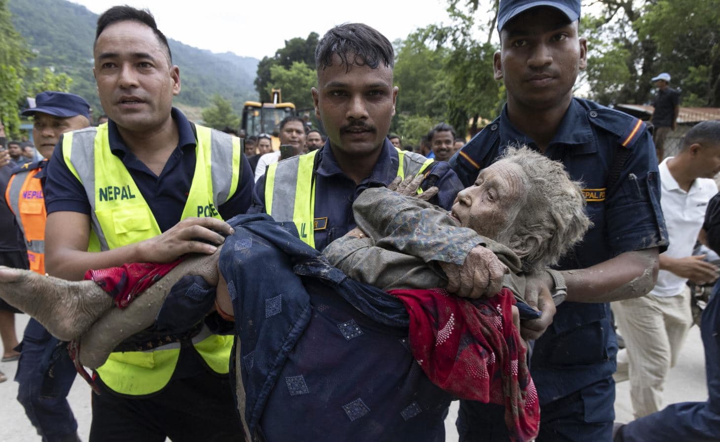 Alluvione tra il Nepal e il Tibet, centinaia di morti. L'acqua arriva come una bomba (le foto)