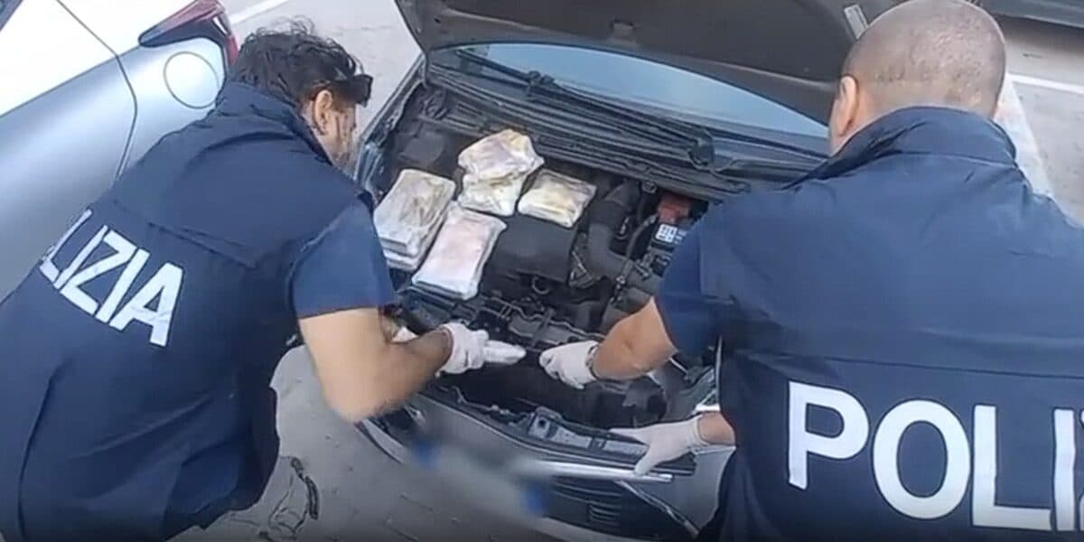 Catania, due corrieri della droga bloccati sull'A-18: sequestrati 28 chili di cocaina VIDEO