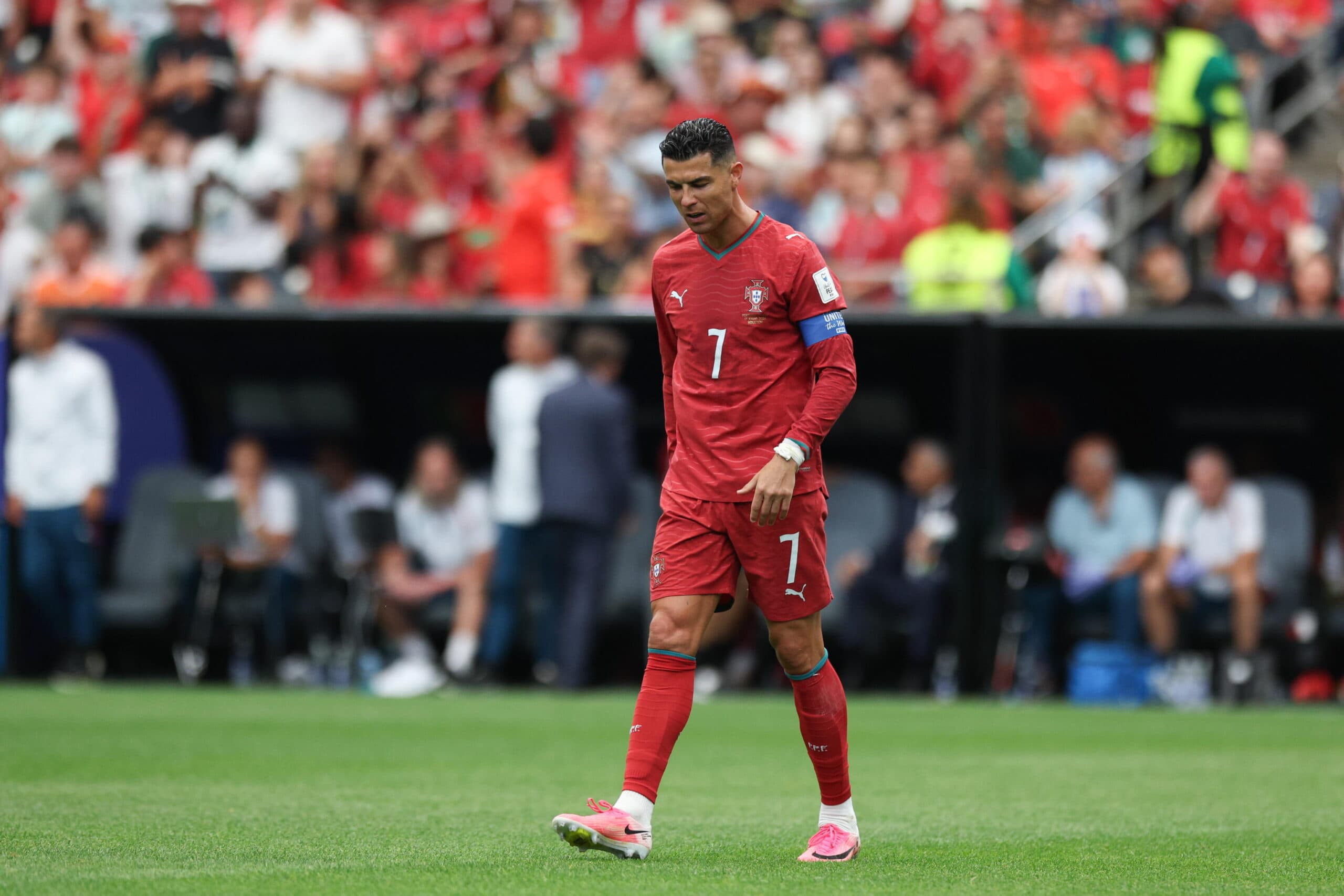 Mondiali, giocatori del Portogallo bersagliati sui social: passate la palla a Ronaldo
