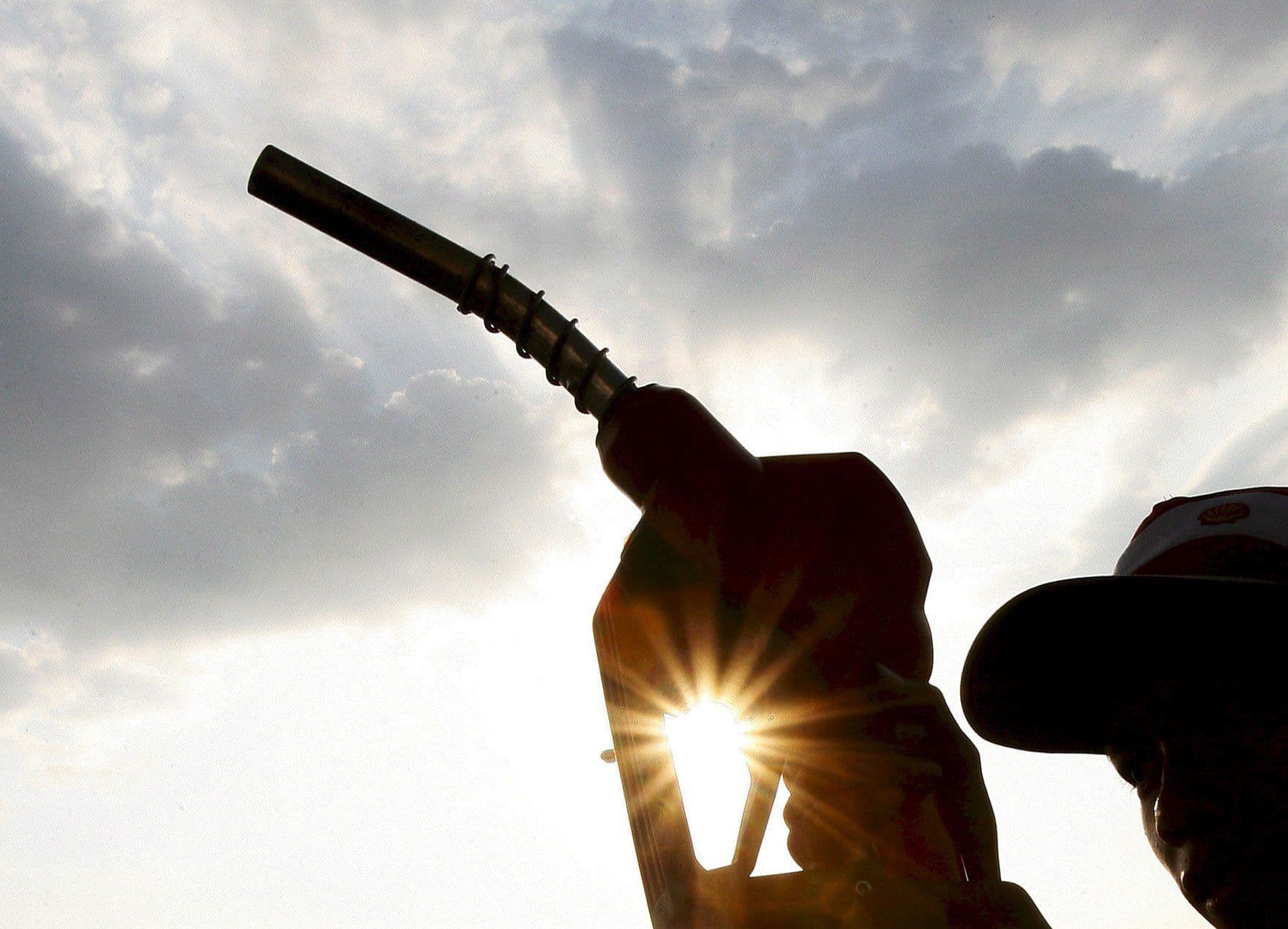 Carburante, prezzi alle stelle. Adesso la Ue vuole una tassa extra per i petrolieri