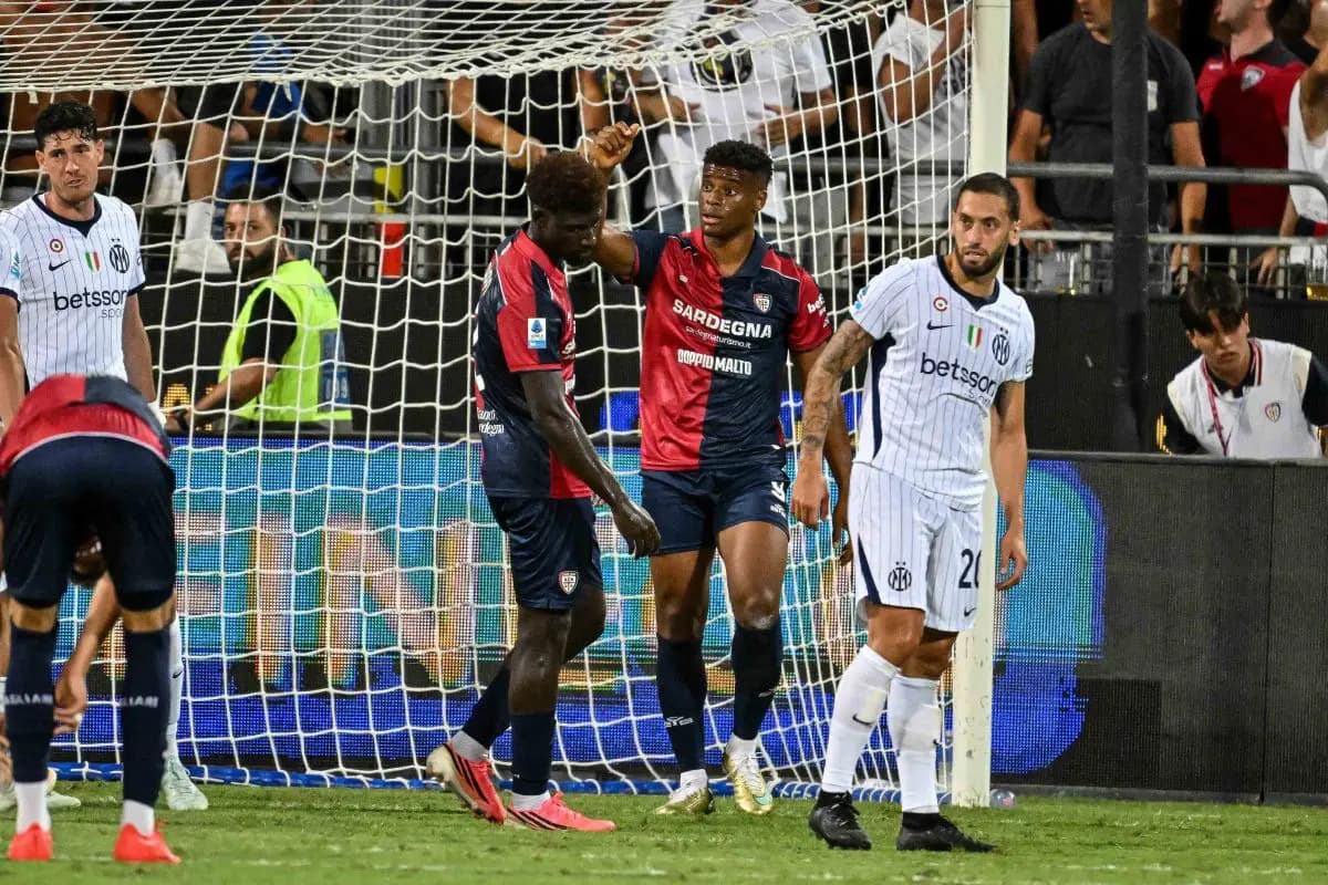 Calhanoglu lancia l’Inter a Cagliari, nerazzurri a punteggio pieno