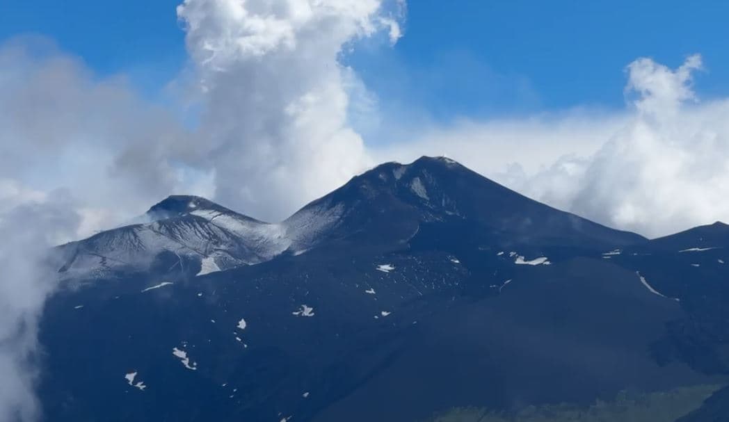 Neve sull'Etna, lo spettacolo ripreso da un elicottero in sorvolo