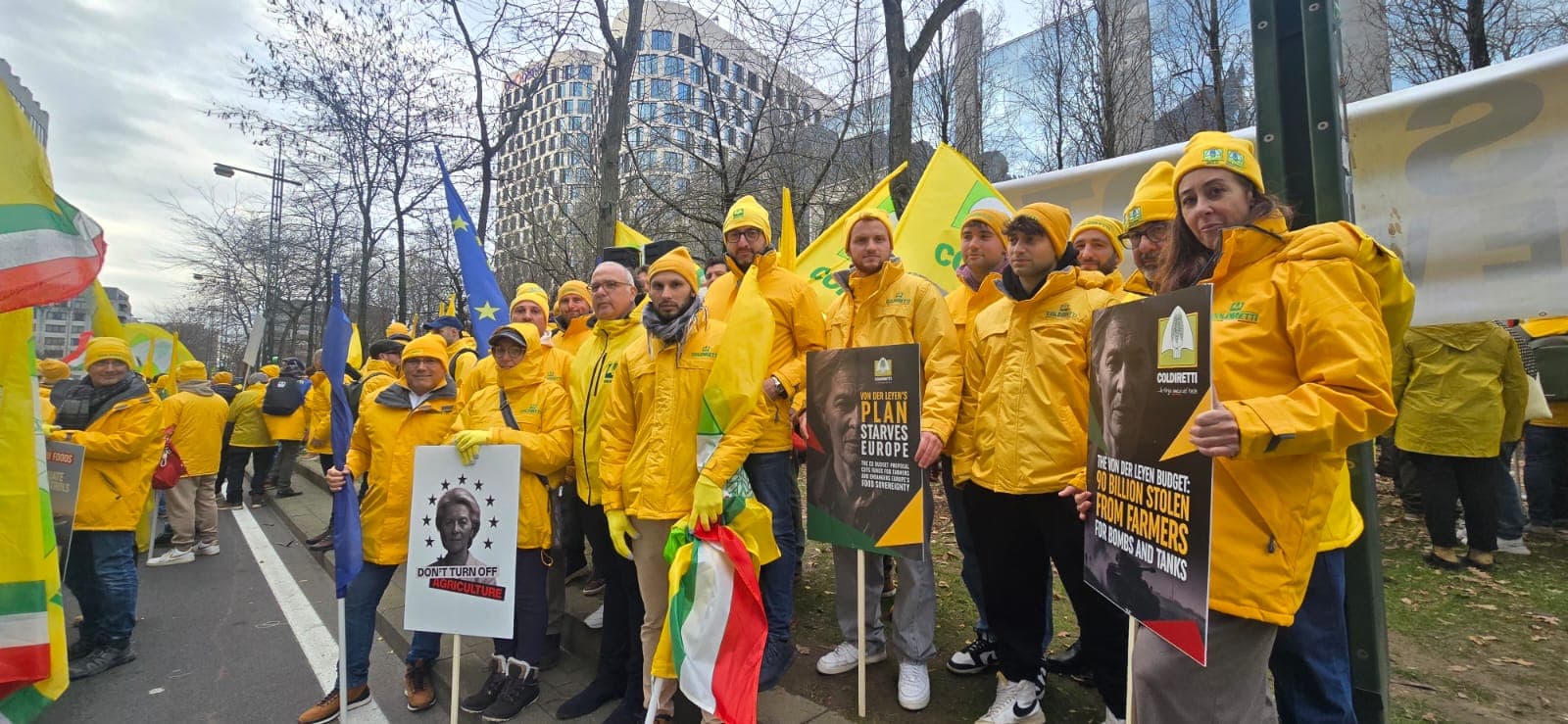 I trattori siciliani in marcia a Bruxelles, la Coldiretti: «No al taglio dei fondi per l'agricoltura»