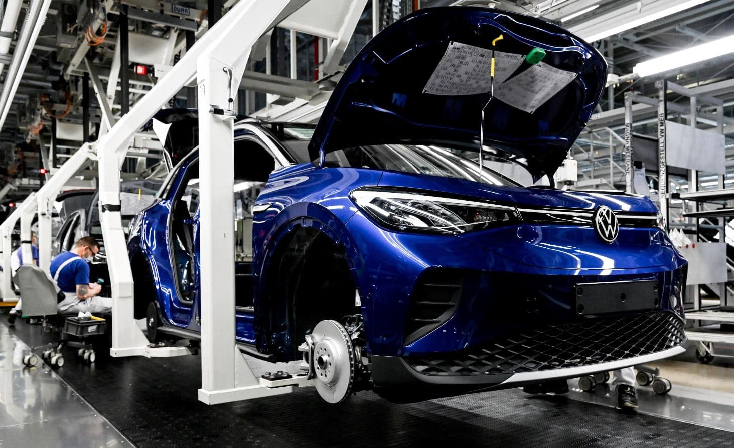 Volkswagen, un gigante in ginocchio: 100 mila licenziamenti nei prossimi dieci anni