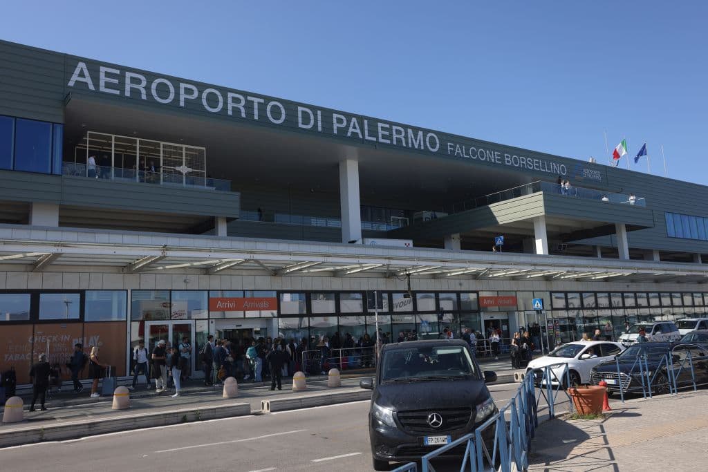 Etna, voli su Catania deviati all'aeroporto di Palermo