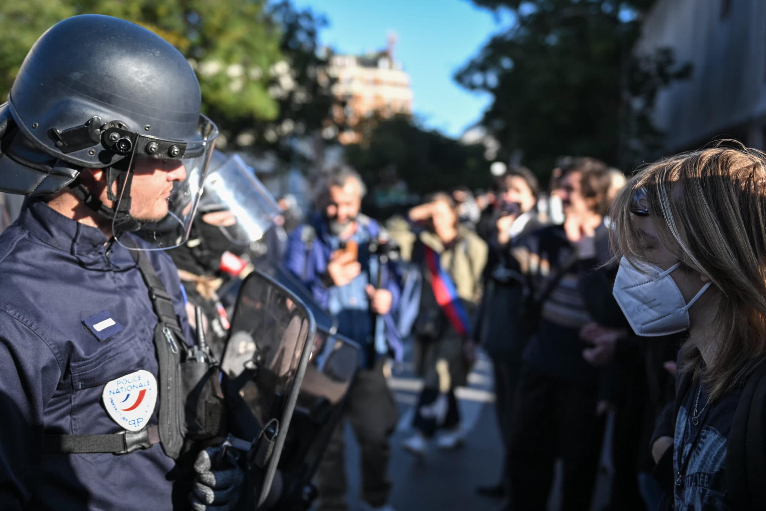 I liceali francesi tornano in piazza, assedio alla Bastiglia