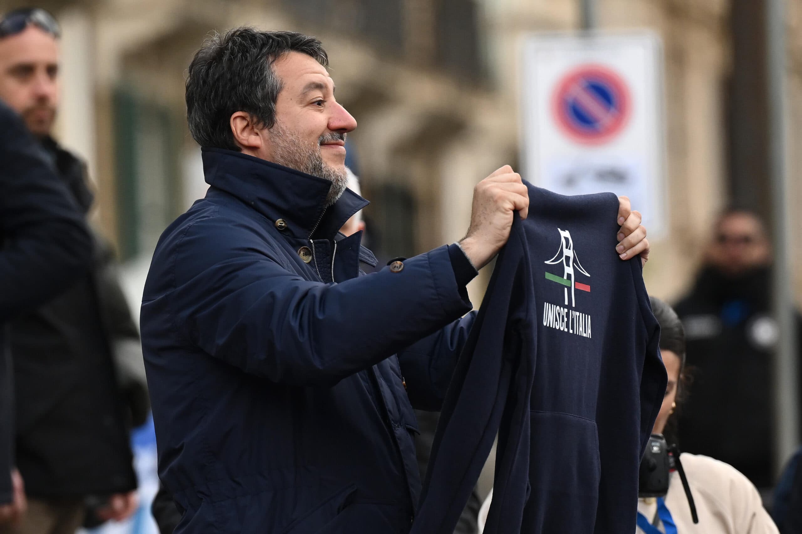 Monopattini, Salvini: «Troppi ancora senza casco e contromano. Serve ordine sulle strade»