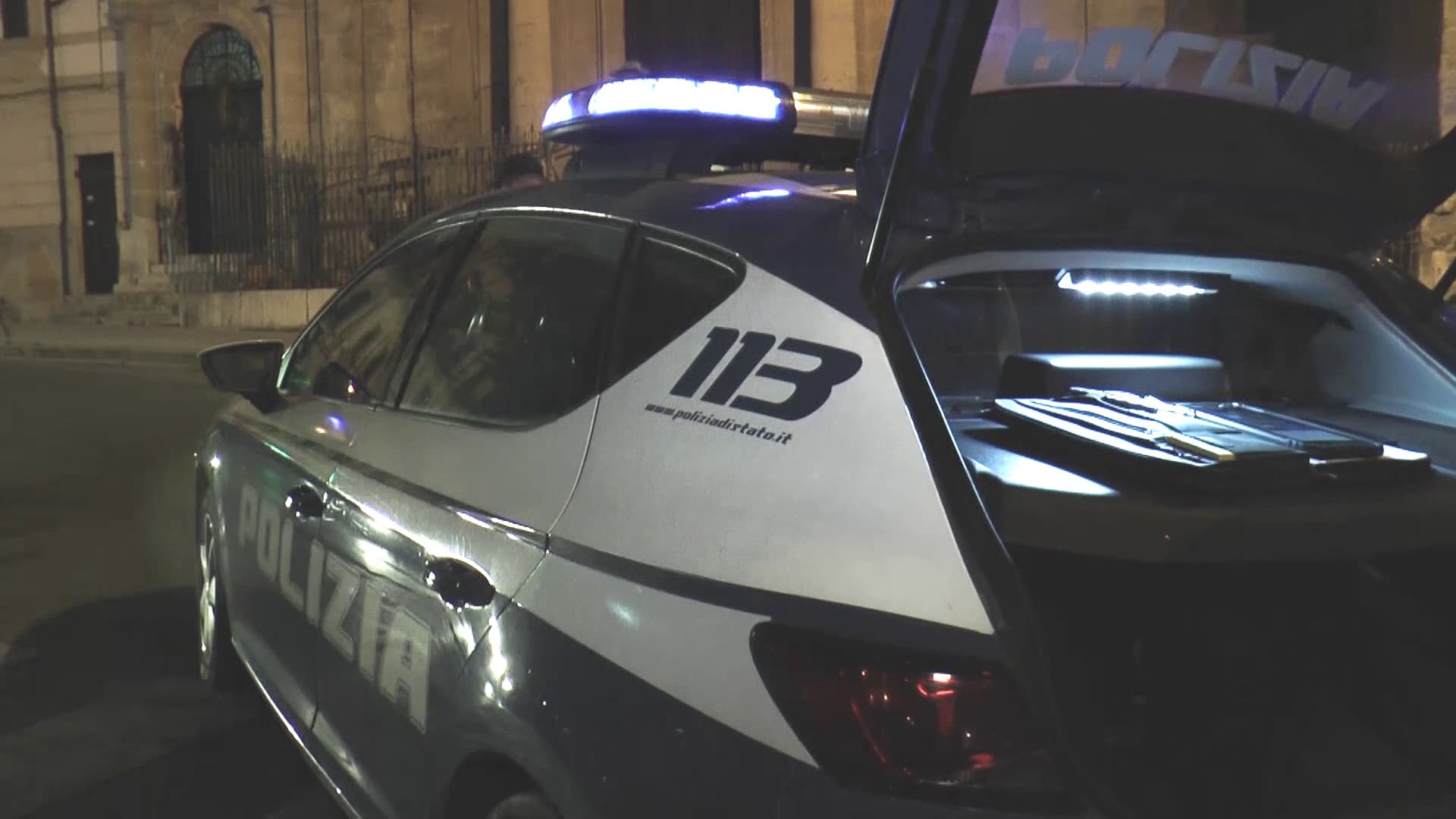 Accoltella la ex moglie e fugge con il figlio, catturato dopo 7 ore di ricerche
