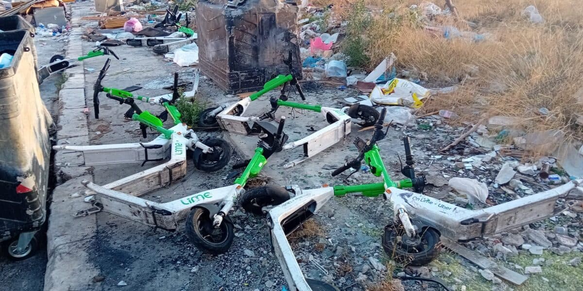 Razzia di monopattini nella notte a Palermo, lo Zen diventa un cimitero di mezzi condivisi che sono stati distrutti. Il video