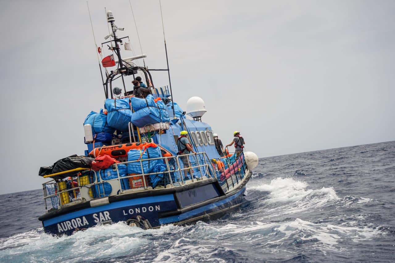 Sea Watch soccorre 227 migranti e chiede un porto vicino per lo sbarco: Civitacchia è a 3 giorni di navigazione