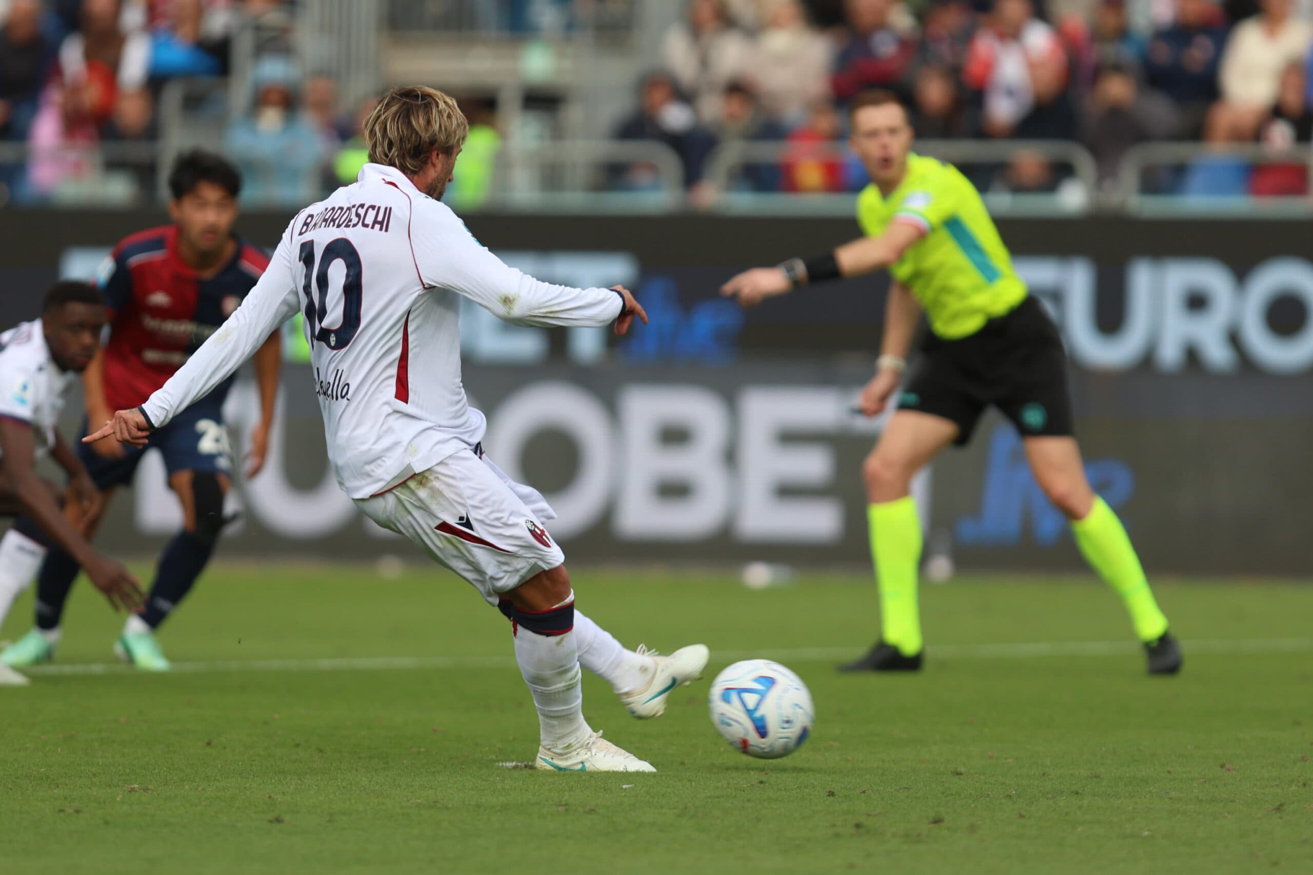 Il Cagliari non c'è più, il Bologna passa con Casale e Bernardeschi
