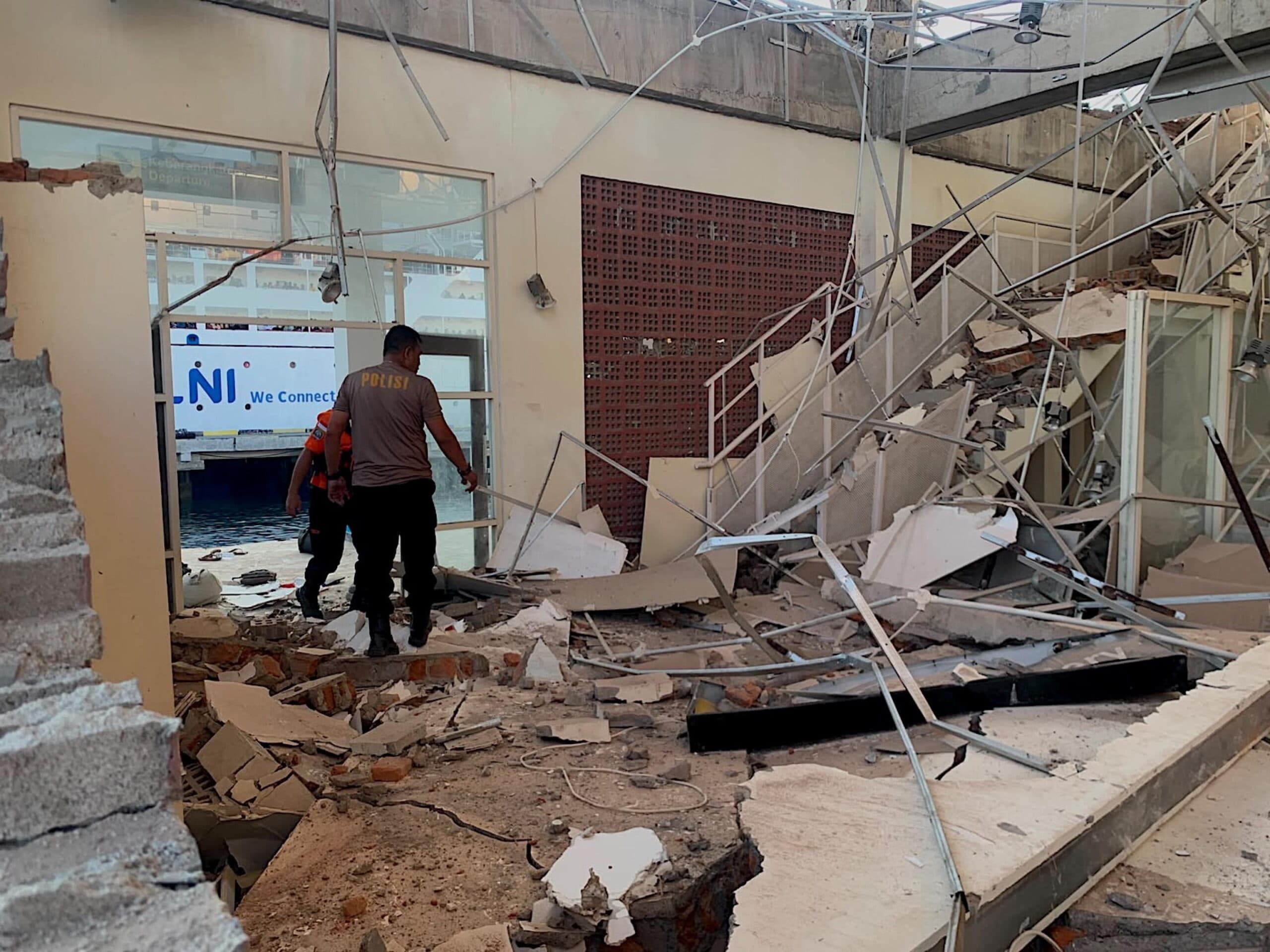 Terremoto devastante in Indonesia, almeno 20 morti a Flores: migliaia in fuga e soccorritori tra le macerie. Le foto