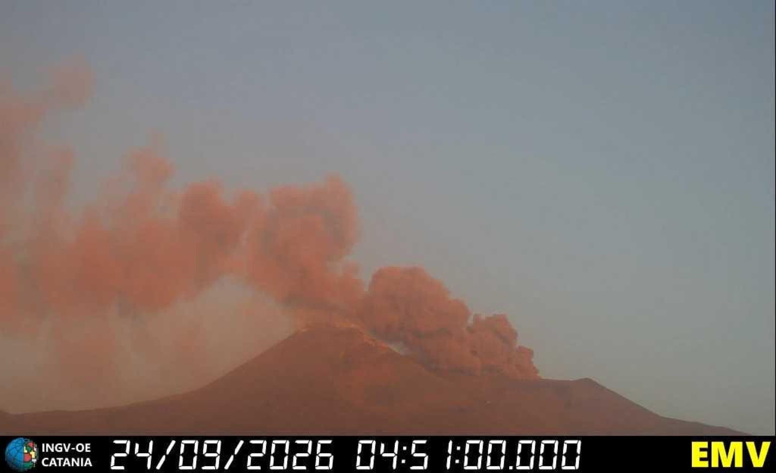 L'Etna riprende vigore, nuovo rischio chiusura per l'aeroporto di Catania
