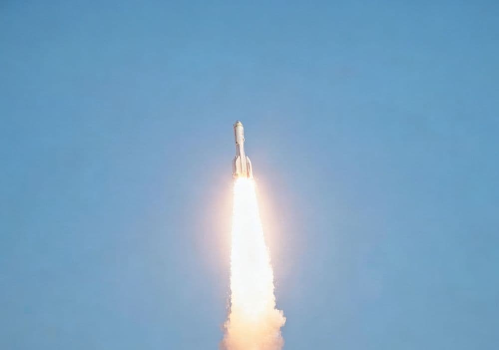La Cina lancia in orbita nove satelliti dalle acque al largo di Shanghai