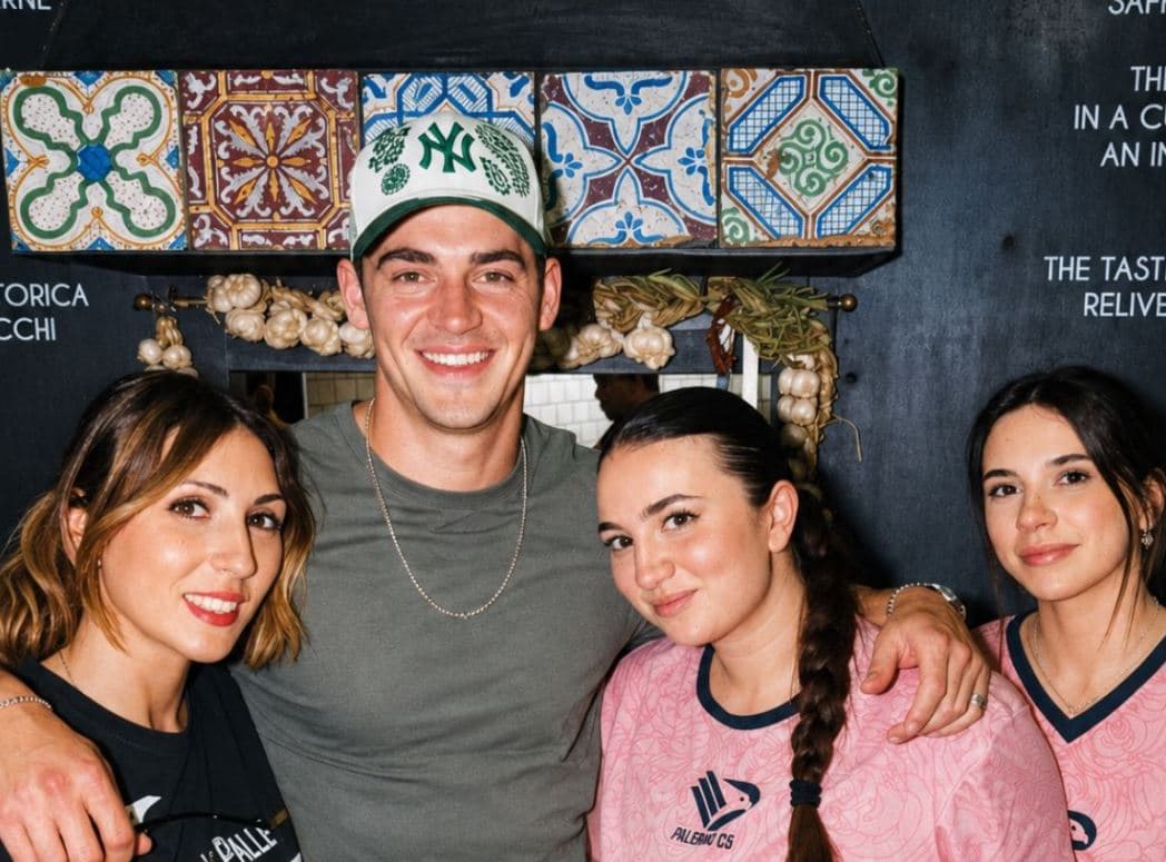 Hero Fiennes Tiffin a Palermo: missione speciale per il giovane Sherlock Holmes a caccia di arancine