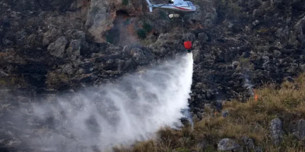 Palermo, gli incendi in provincia: le fiamme avvolgono Monte d'Oro