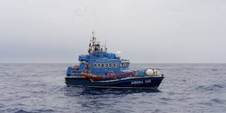 Sea Watch salva 36 migranti nel canale di Sicilia e prova a far rotta verso Lampedusa