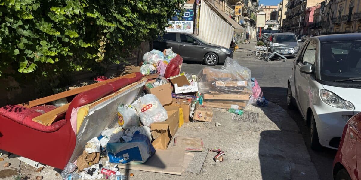 Differenziata alla Noce, carta piena di rifiuti: la Rap lascia i carrellati in strada e lancia l'allarme
